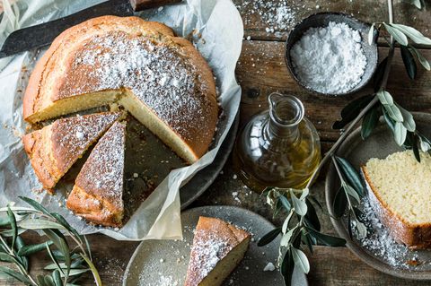 Ein Sandkuchen mit den entsprechenden Zutaten