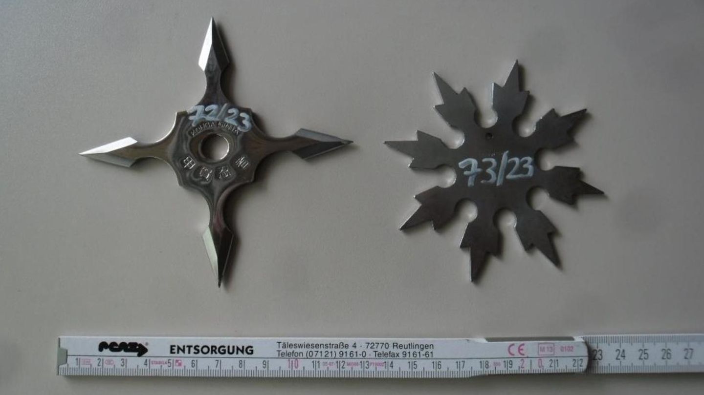 Man setzte offenbar auch auf Alternativen zu Feuerkraft, etwa mit diesen Wurfsternen