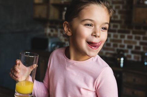 Mädchen trinkt Orangensaft
