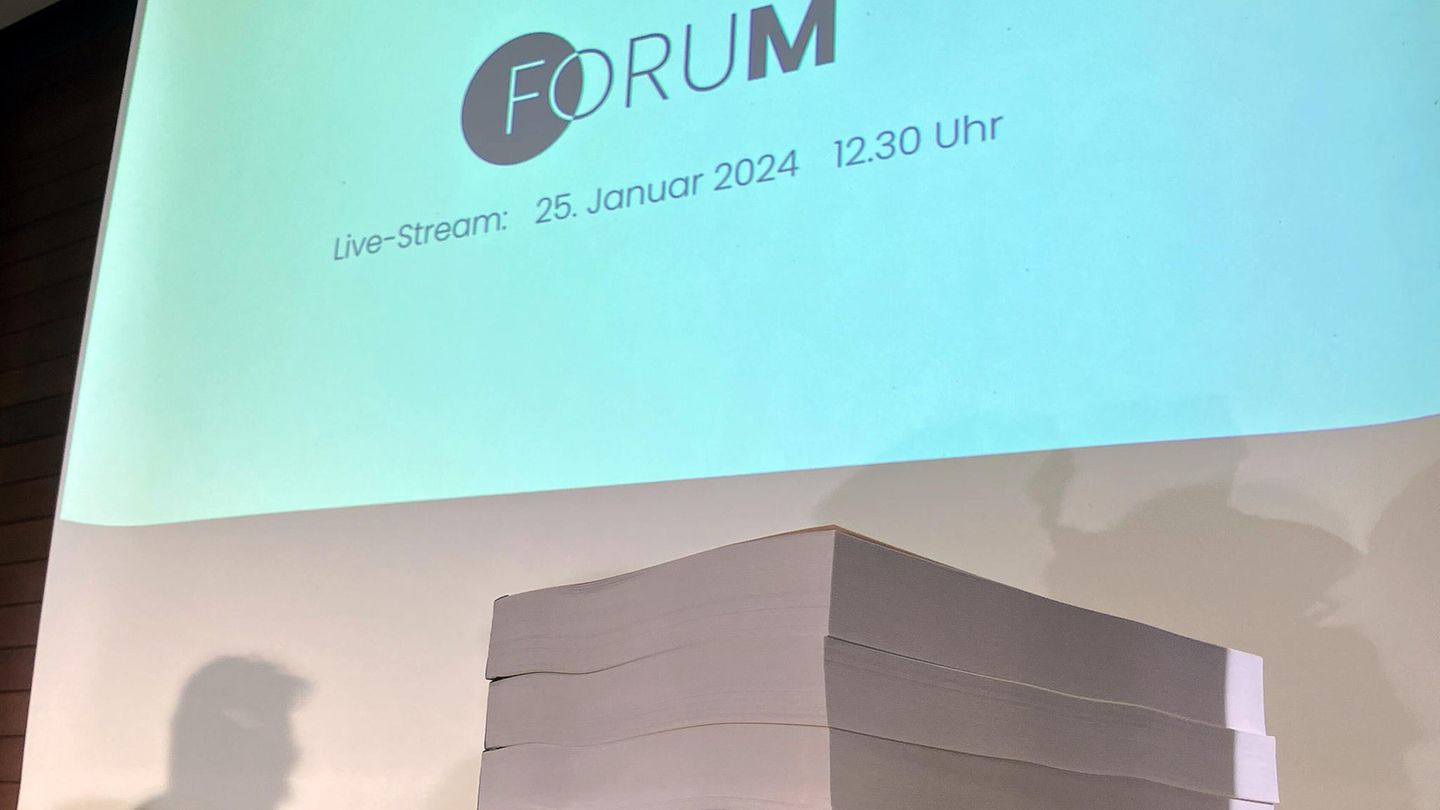 Gedruckte Ausgaben der Studie zu Missbrauch in der Evangelischen Kirche liegen auf einem Tisch.