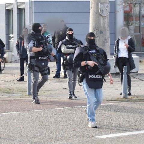 Polizei-Spezialeinsatzkräfte sind an der Schule in St. Leon-Rot im Einsatz, an der eine Schülerin offenbar ermordet worden ist