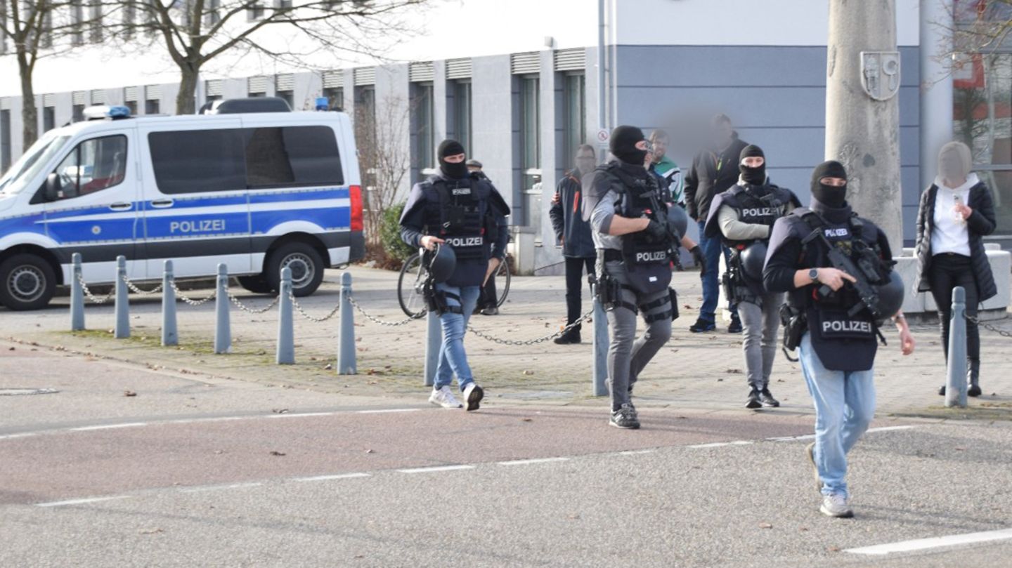 Polizei-Spezialeinsatzkräfte sind an der Schule in St. Leon-Rot im Einsatz, an der eine Schülerin offenbar ermordet worden ist