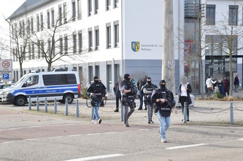 Polizei-Spezialeinsatzkräfte sind an der Schule in St. Leon-Rot im Einsatz, an der eine Schülerin offenbar ermordet worden ist