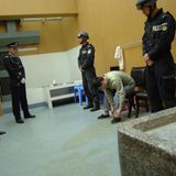 Schätzungsweise 883 Menschen wurden 2022 weltweit hingerichtet. Die meisten davon in China, wobei die genaue Zahl unbekannt ist. Experten gehen von Tausenden von Toten aus. Nur selten veröffentlicht die Diktatur Bilder wie diese, auf denen der myanmarische Drogenbaron Naw Kham zu sehen ist, der sich vor seiner Hinrichtung in Kunming 2013 ein letztes Mal seine Schuhe anzieht.