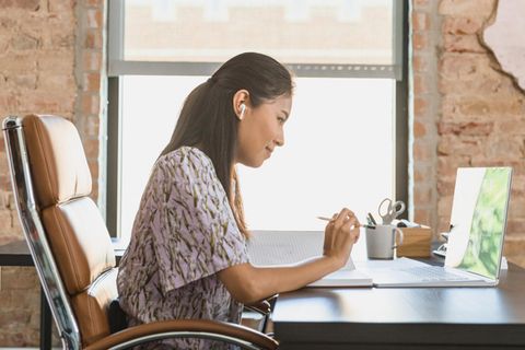 Wer viel am Schreibtisch arbeitet, sollte einen guten Bürostuhl haben