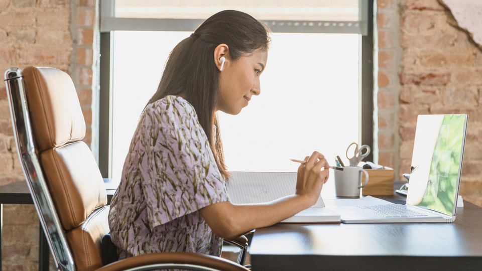 Wer viel am Schreibtisch arbeitet, sollte einen guten Bürostuhl haben