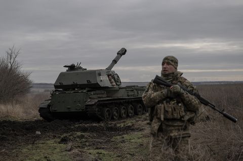 Ukrainische Artillerie in der Nähe von Awdijiwka