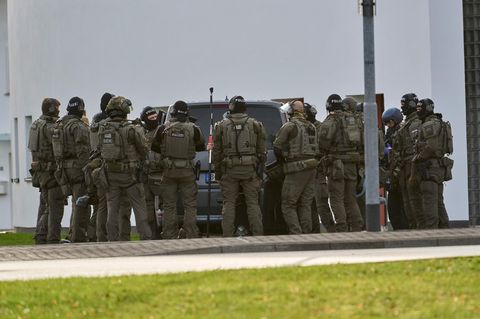 Das SEK bespricht sich bei der Vorbereitung zum Zugriff in Montabaur