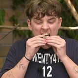 Twenty4tim bekommt es direkt mit einer besonders leckeren Speise zu tun. Er muss einen Ziegenanus essen. "Anus ist mein Thema. Ist das alles desinfiziert", fragt er, bevor er alles isst und einen Stern gewinnt. "Ich habe immer gesagt: 'Wenn das Arschloch nicht behaart ist, esse ich es'", so der Influencer stolz. Sonja Zietlow erwidert: "Super, wir haben es extra vorher geshaved."