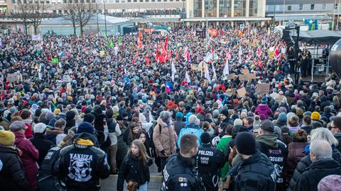 Menschenmenge vor dem Hauptbahnhof in Dortmund