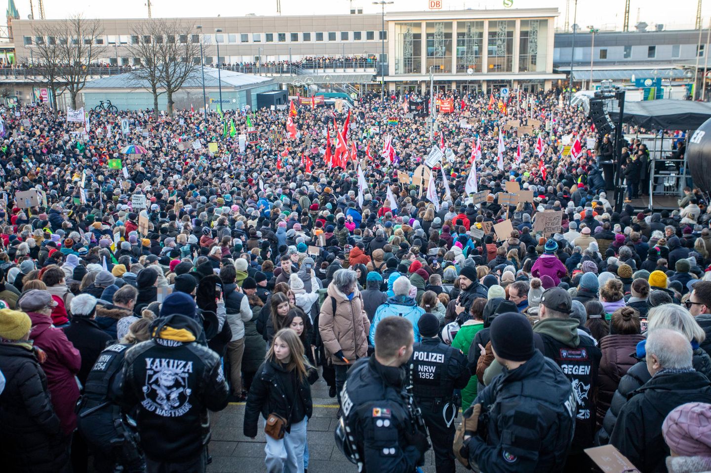 Menschenmenge vor dem Hauptbahnhof in Dortmund
