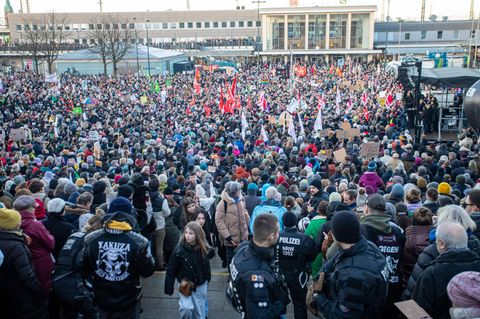 Menschenmenge vor dem Hauptbahnhof in Dortmund