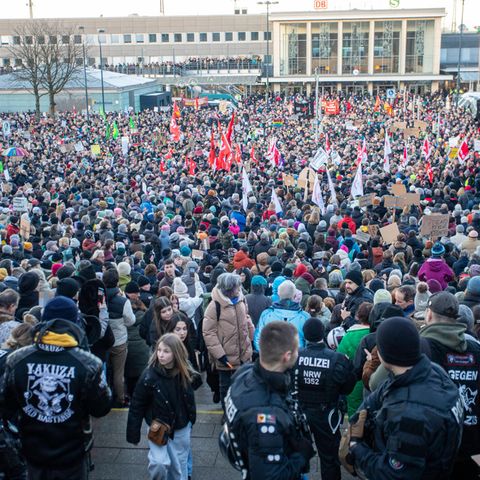 Menschenmenge vor dem Hauptbahnhof in Dortmund