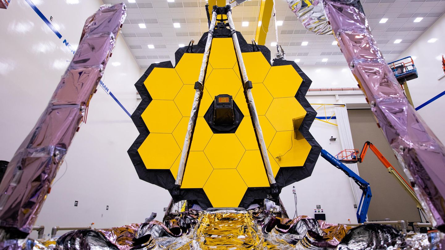 Späher im Universum Der ikonische 6,5-Meter-Hauptspiegel des Webb-Teleskops