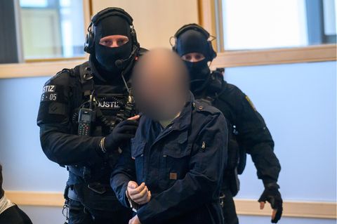 Justitzbeamte führen den Angeklagten Stephan B. in den Gerichtssaal