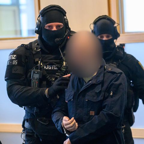 Justitzbeamte führen den Angeklagten Stephan B. in den Gerichtssaal