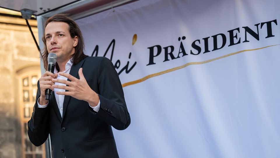 Dominik Wlazny bei einer Wahlkampfveranstaltung für das Amt des Bundespräsidenten Dominik Wlazny bei einer Wahlkampfveranstaltung für das Amt des Bundespräsidenten