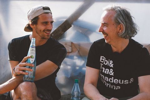 Fynn Kliemann und Olli Schulz (re.) bei den Dreharbeiten für "Das Hausboot".