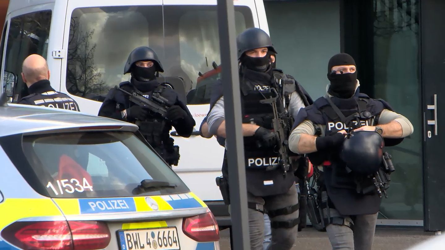 Spezialeinsatzkräfte der Polizei sind an einer Schule in Sankt Leon-Rot im Einsatz