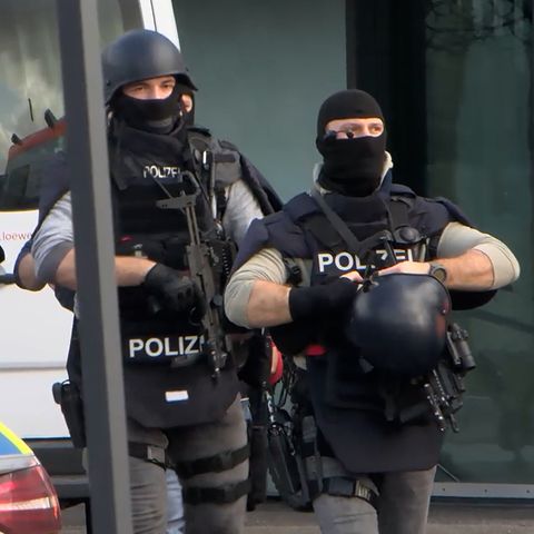 Spezialeinsatzkräfte der Polizei sind an einer Schule in Sankt Leon-Rot im Einsatz