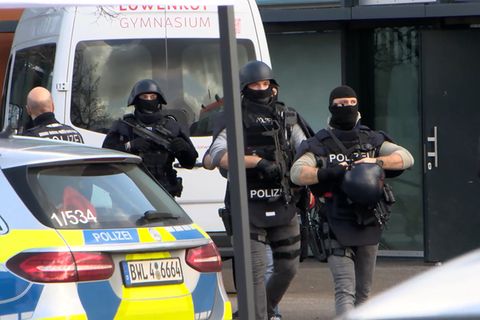 Spezialeinsatzkräfte der Polizei sind an einer Schule in Sankt Leon-Rot im Einsatz