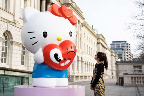 "Hello Love" heißt die Skulptur von Hattie Stewart vor dem Somerset House, wo am 25. Januar die Ausstellung "CUTE" eröffnete.