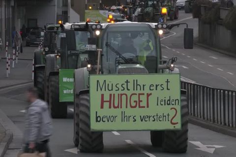 Video: Bauern setzen Proteste fort