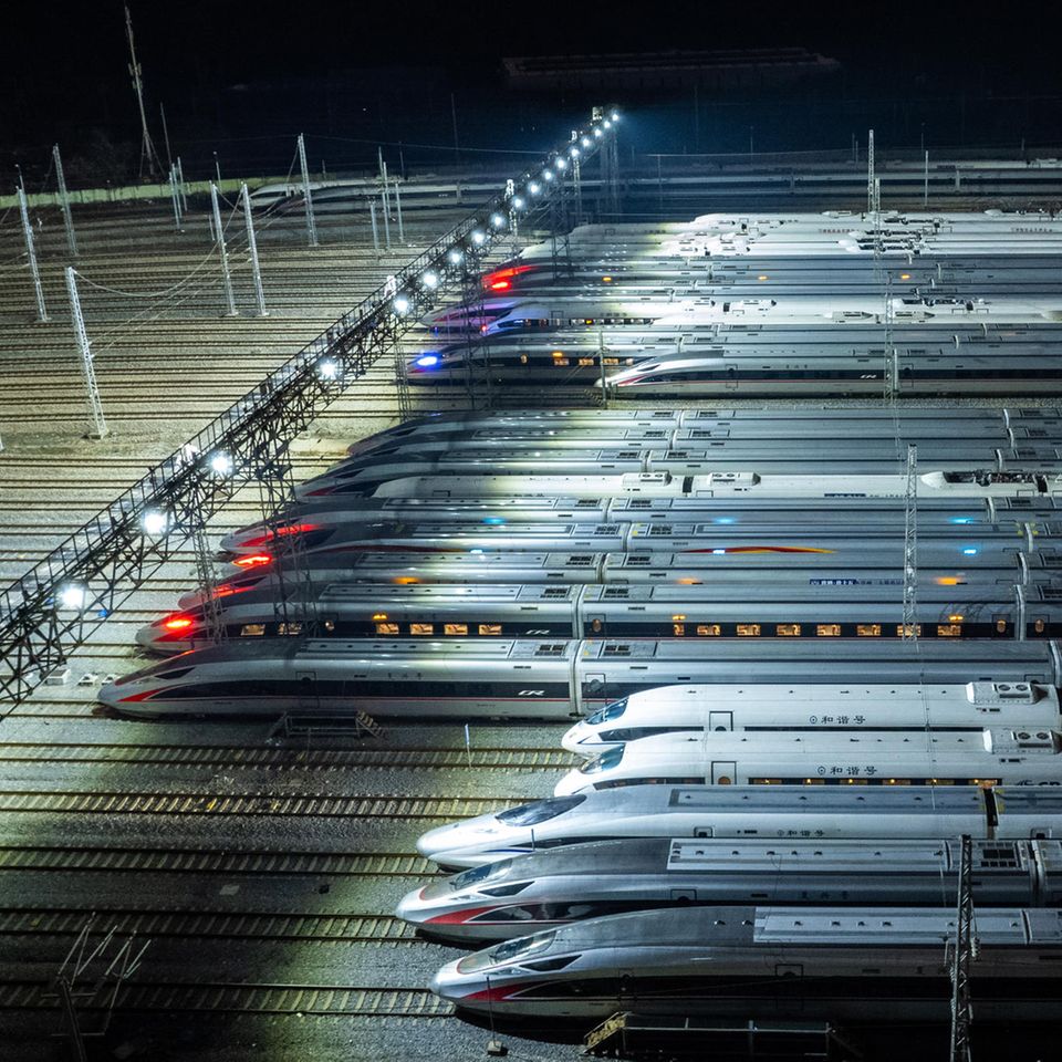 Hochgeschwindigkeitszüge stehen in einem Wartungsdepot in Changsha in China