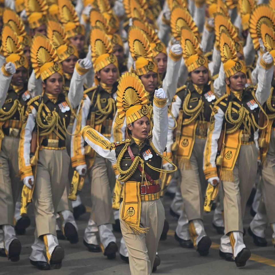 Kadetten der Central Industrial Security Force (CISF) marschieren während der Parade zum 75. indischen Republikstag.