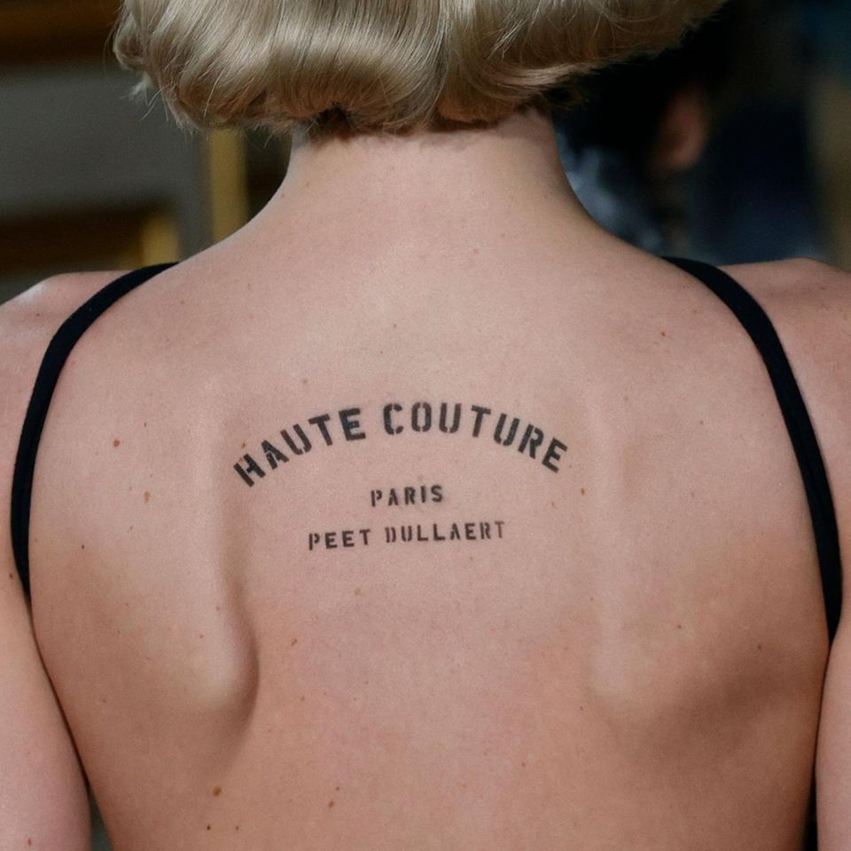 Ein Model präsentiert eine Kreation von Peet Dullaert während der Women's Haute-Couture Spring/Summer 2024 Fashion Week in Paris