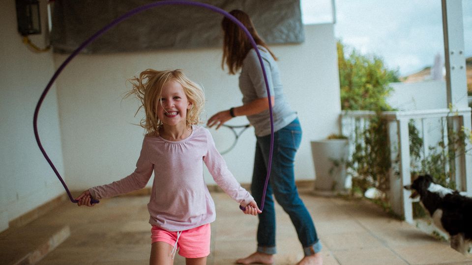 Ein kleines Mädchen springt Seil