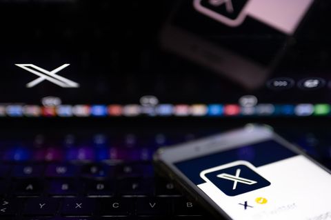 Das Logo der Plattform X auf einem Smartphone und einem Desktop