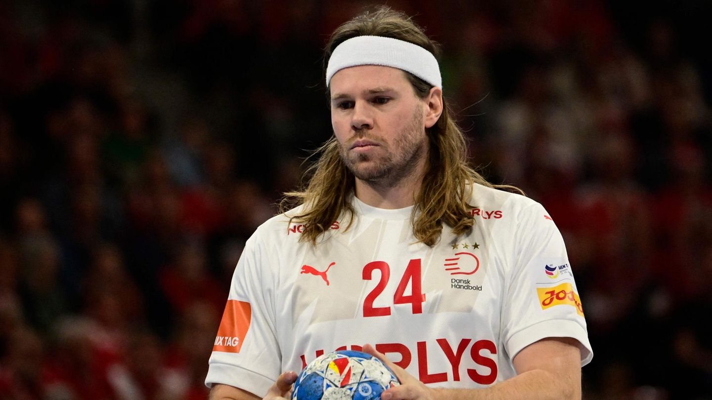 Rückraum: Mikkel Hansen Der mittlerweile 36 Jahre alte Superstar hat es immer noch drauf. Hansen, der im linken Rückraum spielt, gehörte schon zum EM-Sieger-Team von 2012 und ist einer der größten Handballer aller Zeiten. Hansen spielt vielleicht nicht mehr ganz so oft, ist aber weiter einer der Führungsspieler der Dänen. 2011, 2015 und 2018 wurde er Welthandballer. Rückraum: Mikkel Hansen Der mittlerweile 36 Jahre alte Superstar hat es immer noch drauf. Hansen, der im linken Rückraum spielt, gehörte schon zum EM-Sieger-Team von 2012 und ist einer der größten Handballer aller Zeiten. Hansen spielt vielleicht nicht mehr ganz so oft, ist aber weiter einer der Führungsspieler der Dänen. 2011, 2015 und 2018 wurde er Welthandballer.