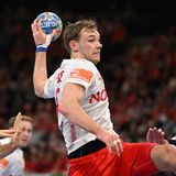 Rückraum: Mathias Gidsel  Der Profi von den Füchsen Berlin, der im rechten Rückraum spielt, gilt im Moment als bester Handballer der Welt und ist als Passgeber und Torschütze Dreh- und Angelpunkt im dänischen Spiel. Mit 42 Treffern ist er bislang der beste dänische Torschütze bei der EM. Herausragend auch seine Wurfquote: 84 Prozent seiner Abschlüsse landeten bislang bei der EM im Netz.   