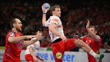 Rückraum: Mathias Gidsel  Der Profi von den Füchsen Berlin, der im rechten Rückraum spielt, gilt im Moment als bester Handballer der Welt und ist als Passgeber und Torschütze Dreh- und Angelpunkt im dänischen Spiel. Mit 42 Treffern ist er bislang der beste dänische Torschütze bei der EM. Herausragend auch seine Wurfquote: 84 Prozent seiner Abschlüsse landeten bislang bei der EM im Netz.   