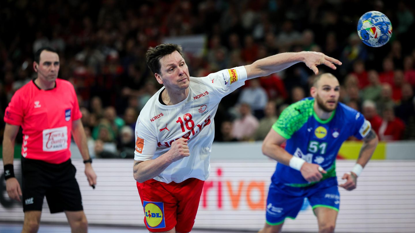 Außen: Hans Lindberg Der Rechtsaußen ist mit 42 Jahren eine lebende Legende und war 2008 schon Europameister, als einige seiner Teamkollegen noch im Sandkasten spielten. Wollte man alle Titel und Torrekorde aufzählen, müsste der Leser in der Bildunterschrift ziemlich weit herunter scrollen. Außen: Hans Lindberg Der Rechtsaußen ist mit 42 Jahren eine lebende Legende und war 2008 schon Europameister, als einige seiner Teamkollegen noch im Sandkasten spielten. Wollte man alle Titel und Torrekorde aufzählen, müsste der Leser in der Bildunterschrift ziemlich weit herunter scrollen.