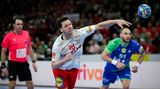 Außen: Hans Lindberg  Der Rechtsaußen ist mit 42 Jahren eine lebende Legende und war 2008 schon Europameister, als einige seiner Teamkollegen noch im Sandkasten spielten. Wollte man alle Titel und Torrekorde aufzählen, müsste der Leser in der Bildunterschrift ziemlich weit herunter scrollen.