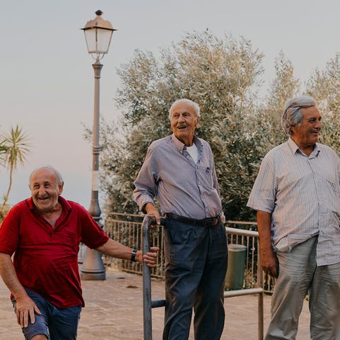 Schon etwas älter – aber ziemlich gelassen: Pietro, 68 , Giuseppe, 90, und Giuseppe, 74, (v.l.n.r.) auf dem Dorfplatz von Pollica