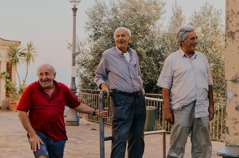 Schon etwas älter – aber ziemlich gelassen: Pietro, 68 , Giuseppe, 90, und Giuseppe, 74, (v.l.n.r.) auf dem Dorfplatz von Pollica