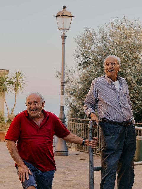 Schon etwas älter – aber ziemlich gelassen: Pietro, 68 , Giuseppe, 90, und Giuseppe, 74, (v.l.n.r.) auf dem Dorfplatz von Pollica