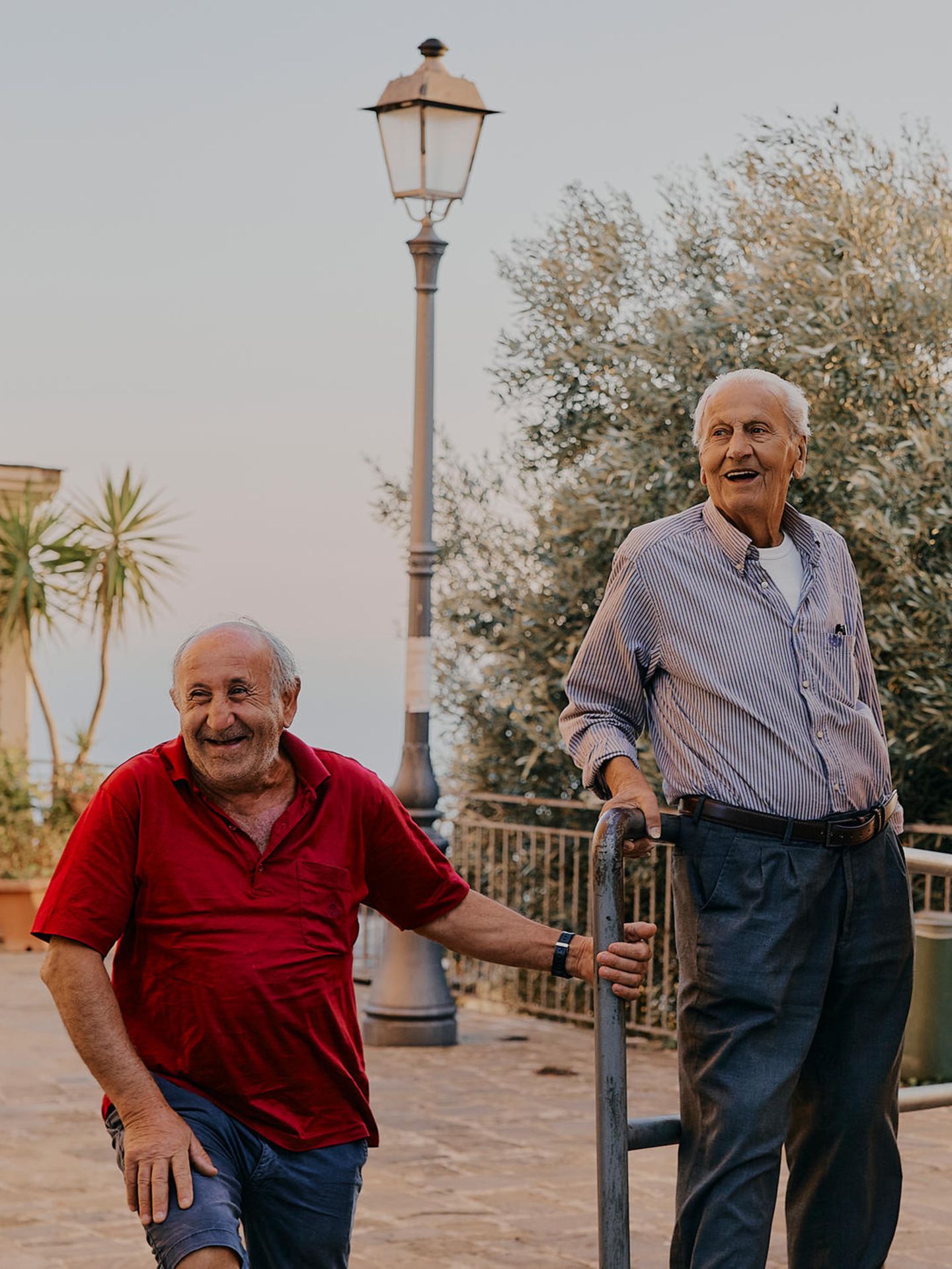 Schon etwas älter – aber ziemlich gelassen: Pietro, 68 , Giuseppe, 90, und Giuseppe, 74, (v.l.n.r.) auf dem Dorfplatz von Pollica