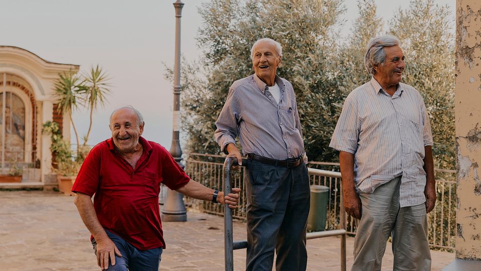 Schon etwas älter – aber ziemlich gelassen: Pietro, 68 , Giuseppe, 90, und Giuseppe, 74, (v.l.n.r.) auf dem Dorfplatz von Pollica