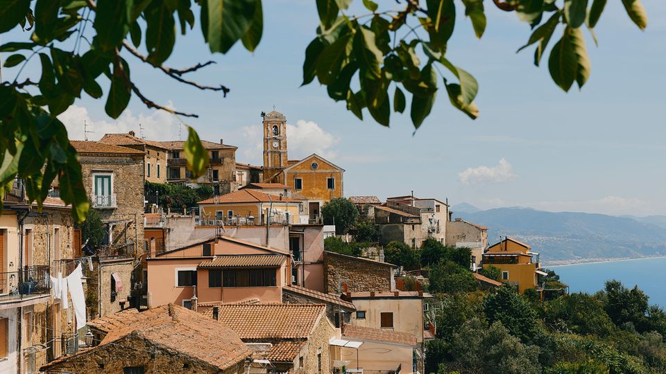 Italien: Kleinod am Hang über dem Meer: Polica im italienischen Cilento Kleinod am Hang über dem Meer: Polica im italienischen Cilento