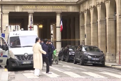 Video: Französisches Gericht kassiert Großteil von Einwanderungsreform