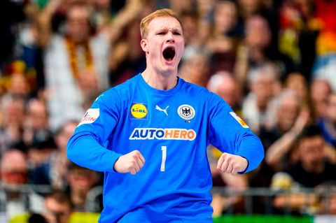 Torhüter David Späth jubelt bei der Handball-EM