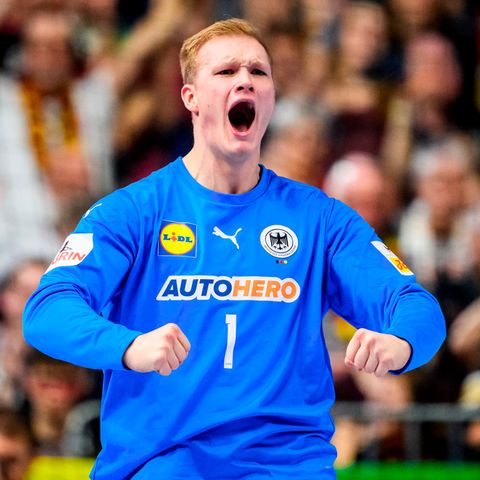 Torhüter David Späth jubelt bei der Handball-EM