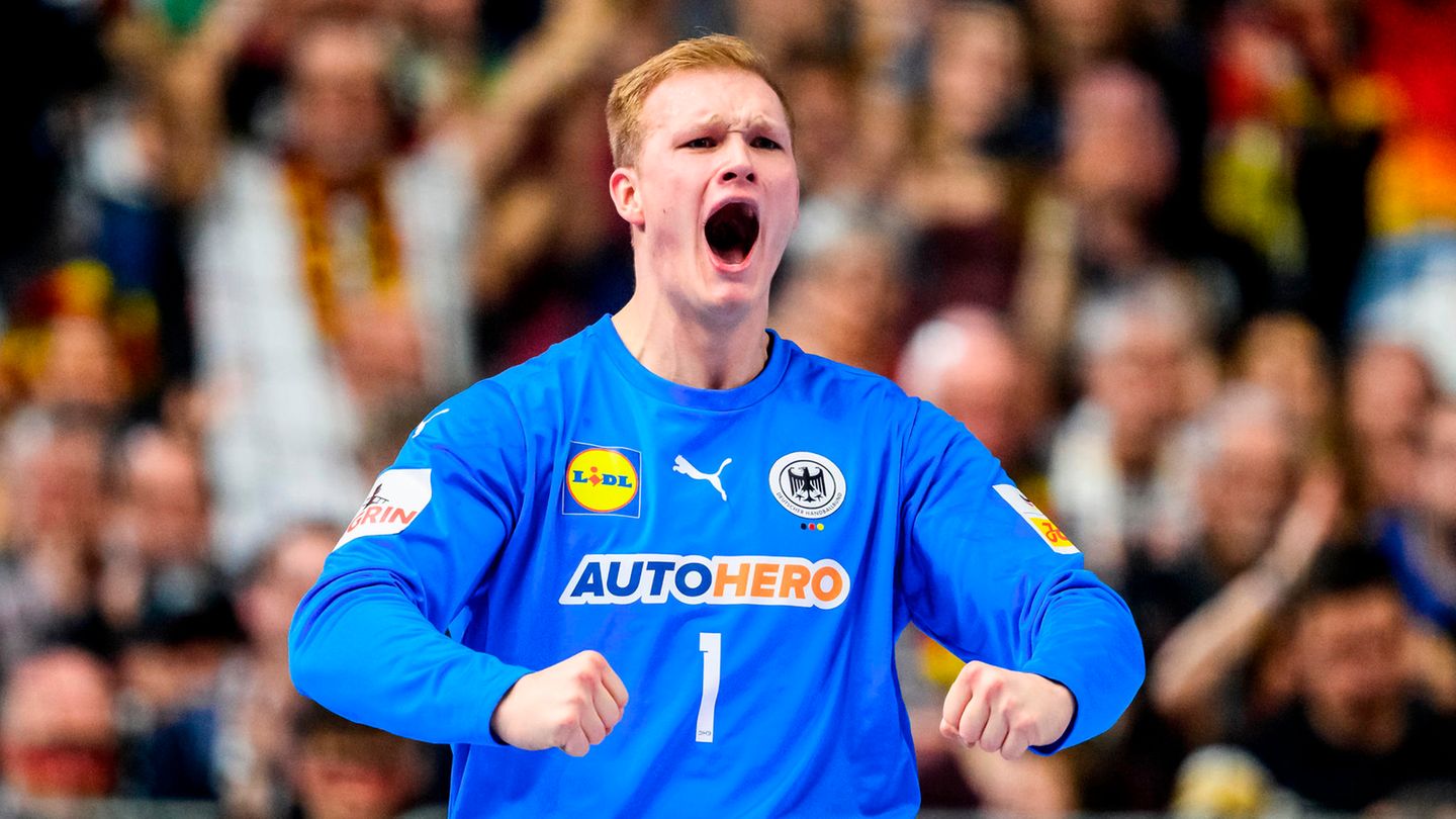 Torhüter David Späth jubelt bei der Handball-EM