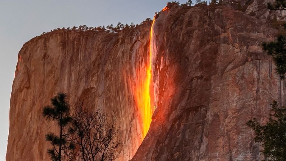 Seltenes Naturschauspiel: Dieser Wasserfall leuchtet wie glühende Lava