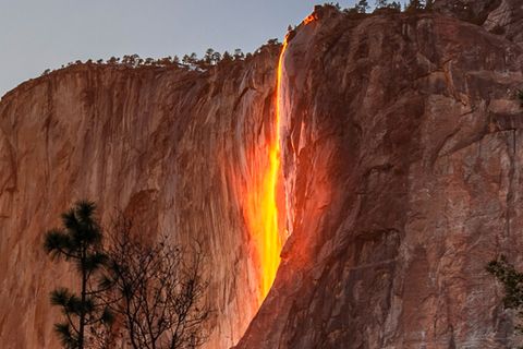 Seltenes Naturschauspiel: Dieser Wasserfall leuchtet wie glühende Lava