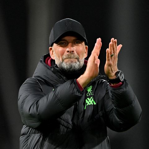 FC-Liverpool-Trainer Jürgen Klopp applaudiert nach einem Spiel seines Teams